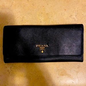 Blacks Prada saffiano wallet